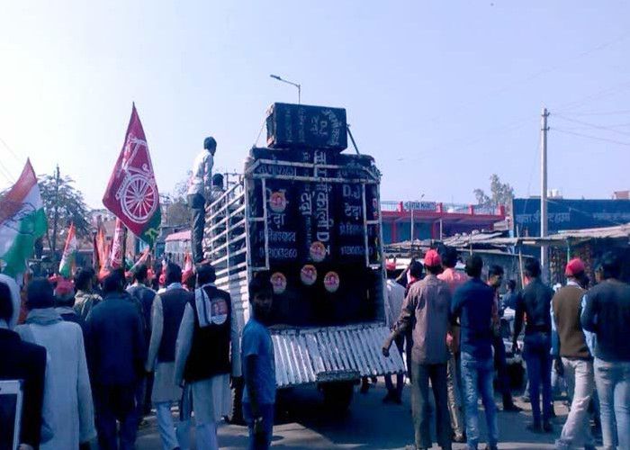 SP rally सपा प्रत्याशी ने किया आदर्श आचार संहिता का उल्लंघन