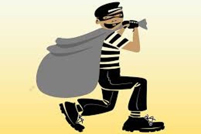 Theft सर्राफ के घर का ताला तोड़ कर चोरी