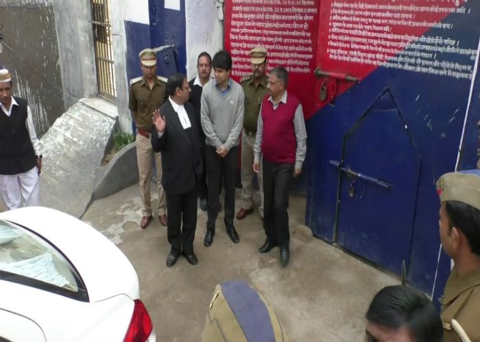 Vijay Kiran Anand एटा जेल में जिला जज और डीएम का छापा