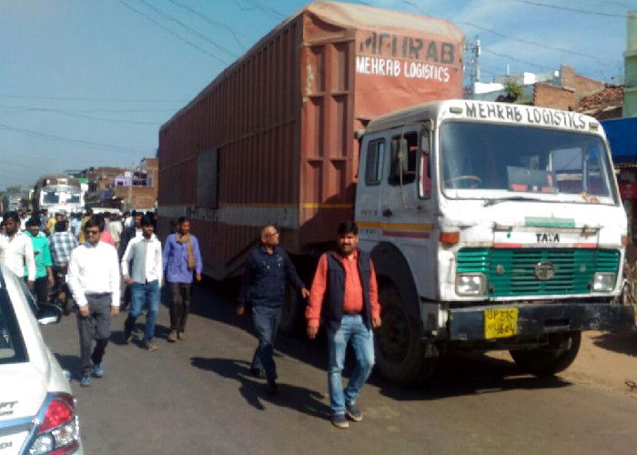 young man death of in truck accident जा रहा था तेरहवीं का निमंत्रण देने, काल बनकर आ गई मौत