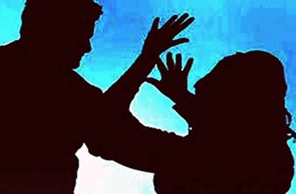 Woman Assaulted चुनावी रंजिश में महिला से मारपीट, अमानवीय व्यवहार की हद पार