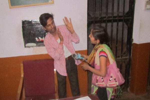 young man beating are publicly आ गई शामत...मनचले की सरेआम पिटाई, किया पुलिस के हवाले