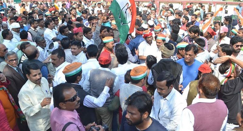 nomination in Varanasi नामांकन के अंतिम दिन निर्दलियों का जलवा, गहमागहमी के बीच 54 लोगो ने भरा पर्चा