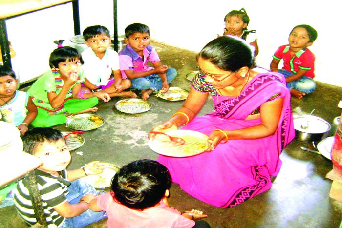 Anganwadi workers खुद की परवाह किए बिना आंगनबाड़ी कार्यकर्ता बच्चों को बना रहे सेहतमंद