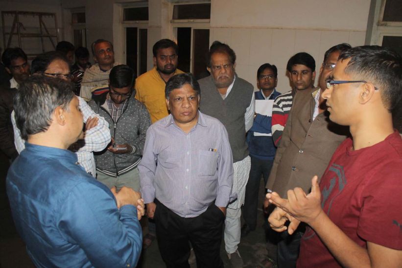 District Hospital, dust in drugs, अस्पताल में 300 तरह की दवाएं, मिल रहीं सिर्फ 21 तरह की