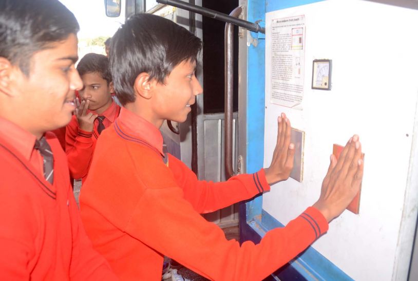 mobile science exhibition, mobile planetarium, चलित तारा मंडल से समझाई ग्रहों की चाल