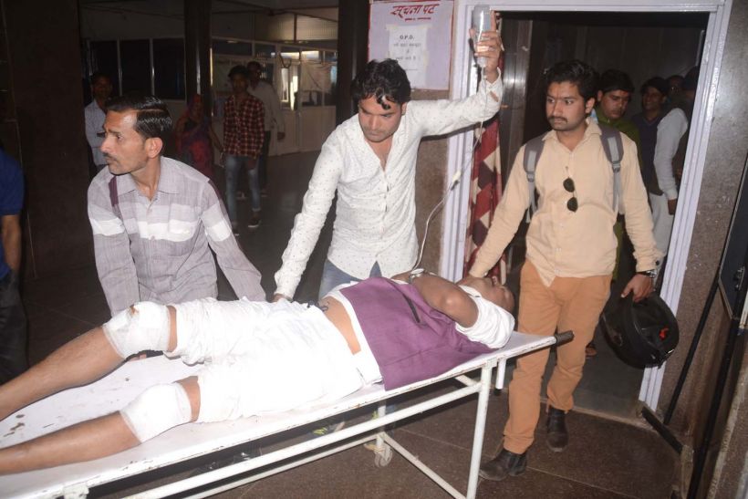 bike collision, District Hospital, आमने-सामने से भिड़ीं बाइक, तीन घायल, एक युवक गंभीर