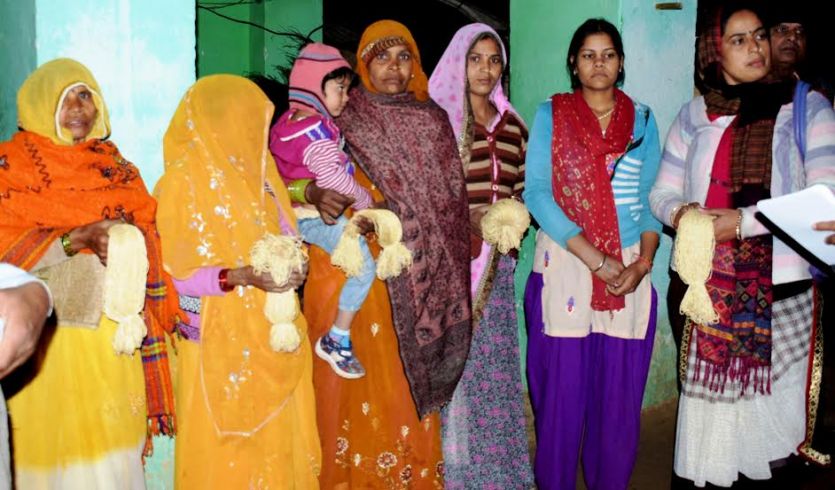 bharatpur माला गूंथकर पतियों का जीवन संवार रही महिलाएं, 1.5 Cr का टर्नओवर