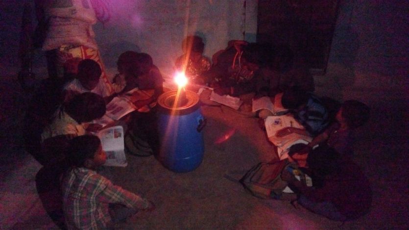 bill चिमनी के सहारे पढ़ रहे आदिवासी परिवारों के बच्चे