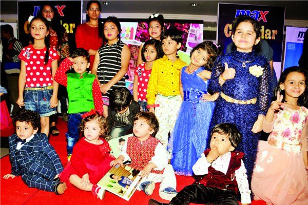 couple कैलेंडर लॉन्च के साथ कपल अवार्ड चुने गए
