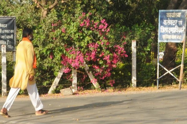 collector Swati Meena Pulled out husband of MLA fr विधायक के साथ नेतागीरी चमकाने गए पति को कलेक्टर ने बाहर निकाला