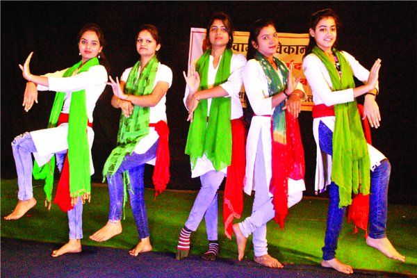 dance competition डांस कॉम्पीटिशन में छात्राओं ने दिखाया टैलेंट