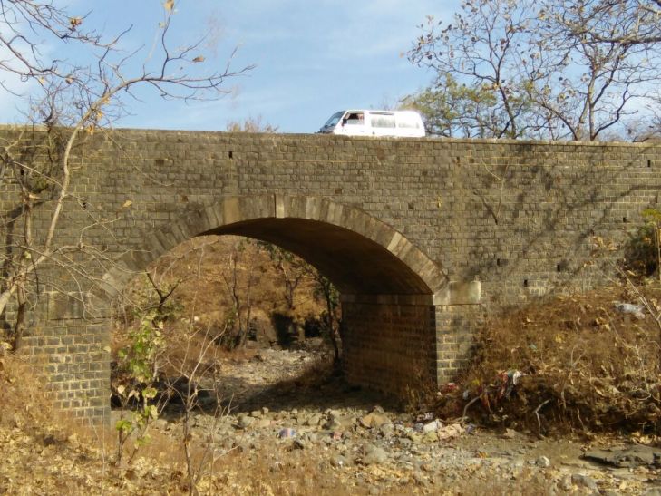 Dewas सड़क का सफर में पुल-पुलिया से खतरा