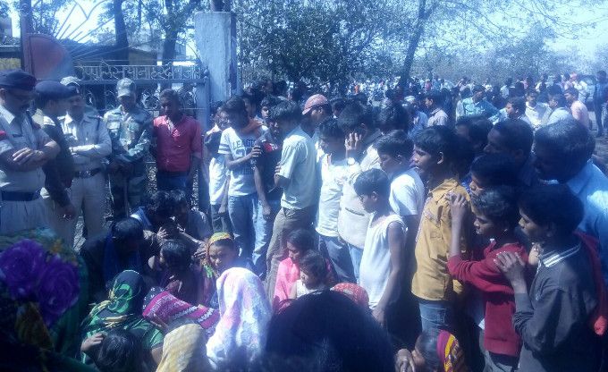 Police put the young man hanging in the lock, the पुलिस के हवालात में युवक ने लगाई फांसी, ग्रामीणों में आक्रोश