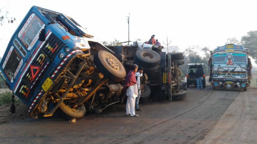 damper स्टेट हाइवे पर एक के बाद एक पलटे दो डंपर