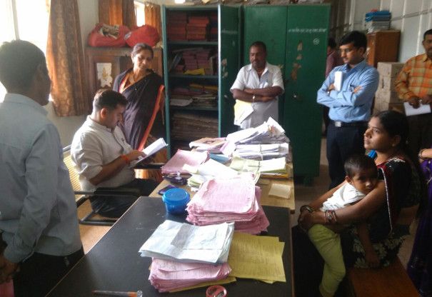 The collector check files in Saket, inquiries by o कलेक्टर ने साकेत में किया फाइलों की जांच, अधिकारियों से की पूछताछ और दी चेतावनी