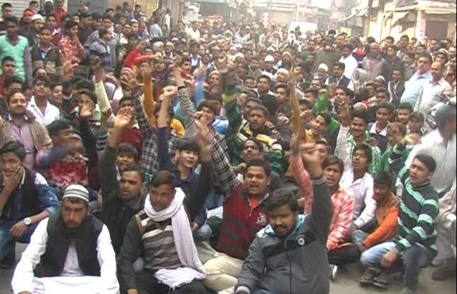 jam VIDEO: 52 दुकाने जलकर खाक! मुआवजे की मांग को लेकर व्यापारियों ने लगाया जाम