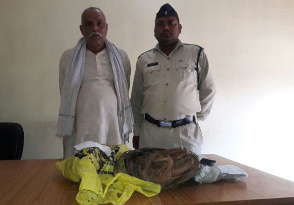 Including four minor thief a buyer in arrest चार नाबालिग चोर सहित एक खरीददार भी पुलिस की गिरफ्त में