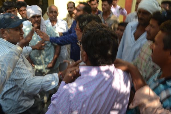 The fierce farmer, NAFED officials scramble to hol समर्थन मूल्य खरीदी में हो रही गड़बड़ी भड़के किसान, नेफेड अधिकारी की कॉलर पकड़ की हाथापाई