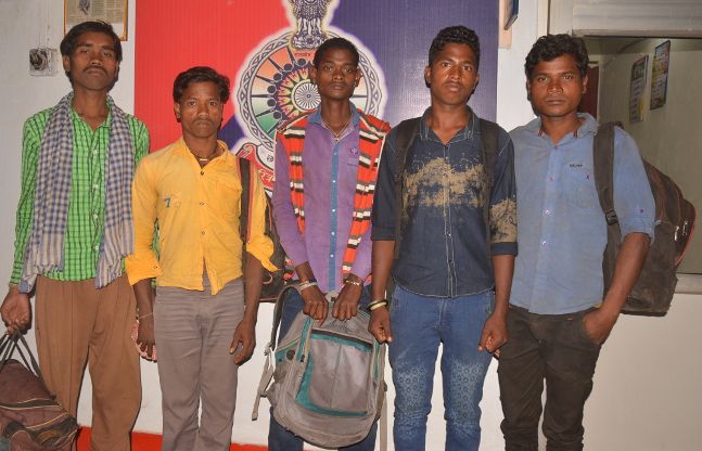 Taking the broker gave it five workers in Rajastha लेमरू से पांच मजदूरों को राजस्थान ले जा रहा दलाल पकड़ाया