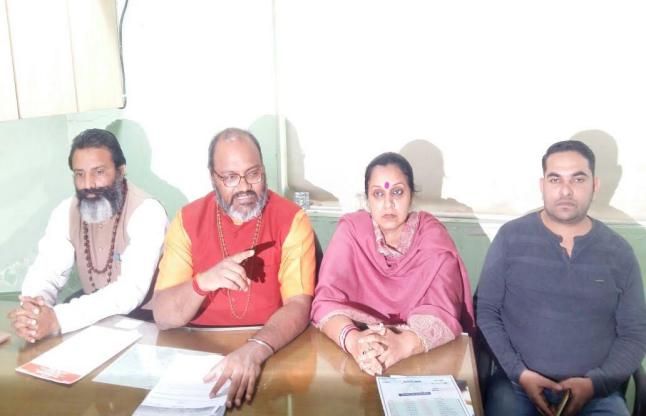 yati narsimhanand saraswati इस महंत ने तेजतर्रार एसपी सिटी को बताया जिहादी
