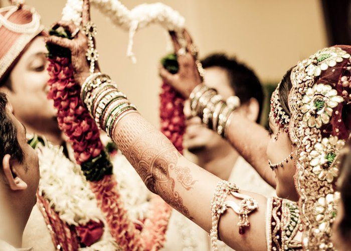 Bride putting henna on hands, waiting, not graspin हाथों में मेहंदी लगाकर इंतजार करती रही दुल्हन, नहीं आए दहेज लोभी