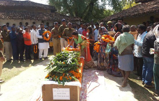 tribute of Martyr नक्सली मुठभेड़ में शहीद APC का शव पहुंचा गृहग्राम, अंतिम विदाई में रो पड़ा पूरा गांव