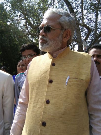 PM narendra modi duplicate पीएम नरेन्द्र मोदी के हमशक्ल ने किया नामांकन, देखने वालों की लगी भीड़