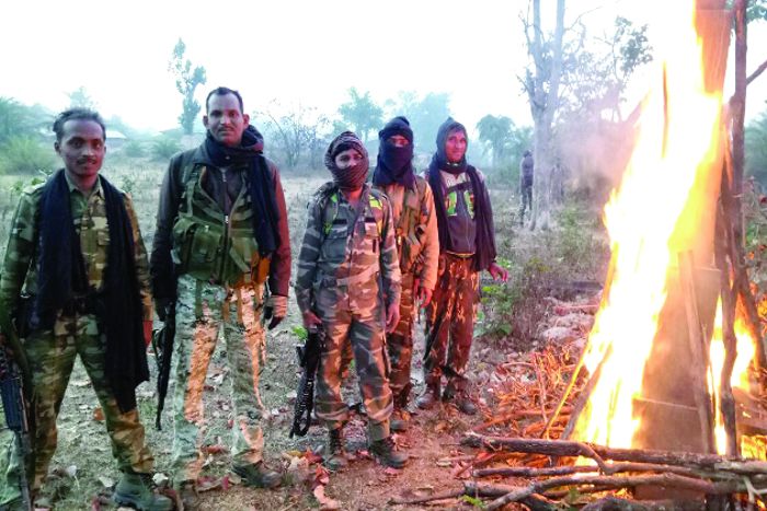 Jawan burnt memorial of naxal सर्चिंग पर निकले जवानों ने नक्सली स्मारक को किया आग के हवाले