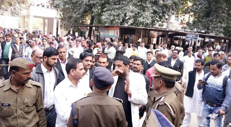 Nomination देरी से पहुंचे प्रत्याशी ने किया हंगामा, देर तक चला नाटक