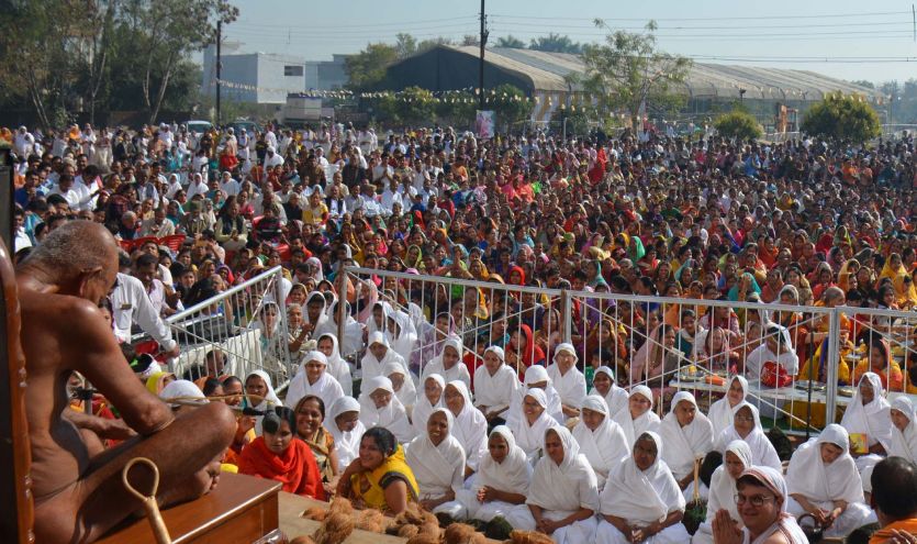 Acharya Vidyasagar chef for a glimpse of the upsur आचार्य विद्यासागर महाराज की एक झलक पाने उमड रहा श्रद्धालुओं का सैलाब