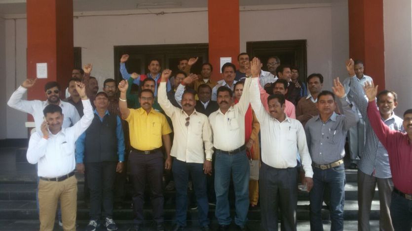 RDVV employees, employees taken by mass casual lea 500 कर्मचारियों ने ली एक साथ छुट्टी, यूनिवर्सिटी में भटके छात्र