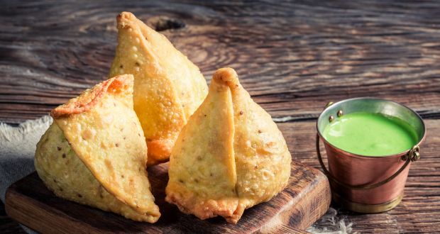 Heart Attack Cause समोसा खाने के शौक़ीन हैं तो आप हार्ट अटैक के लिए भी रहे तैयार