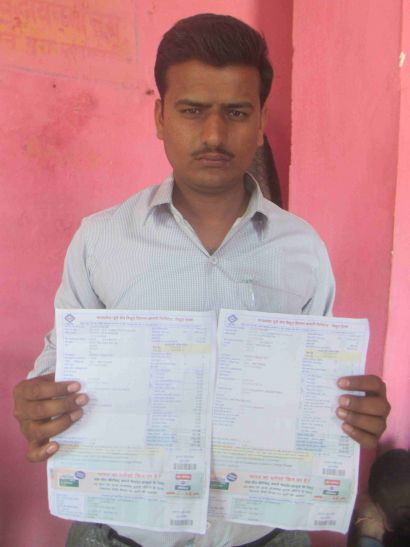 The two bills show a connection of power consumers बिलों से परेशान उपभोक्ता ने कलेक्टर से की शिकायत