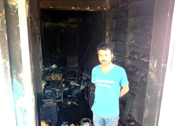 Mobile shop Fire erupted शार्ट-सर्किट से मोबाइल शॉप में भड़की आग, लाखों का माल जलकर खाक