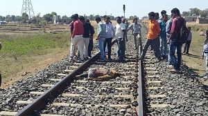 balaghat सड़क पर खड़ी की बाइक, चलती ट्रेन के सामने कूदा युवक, हुई दर्दनाक मौत