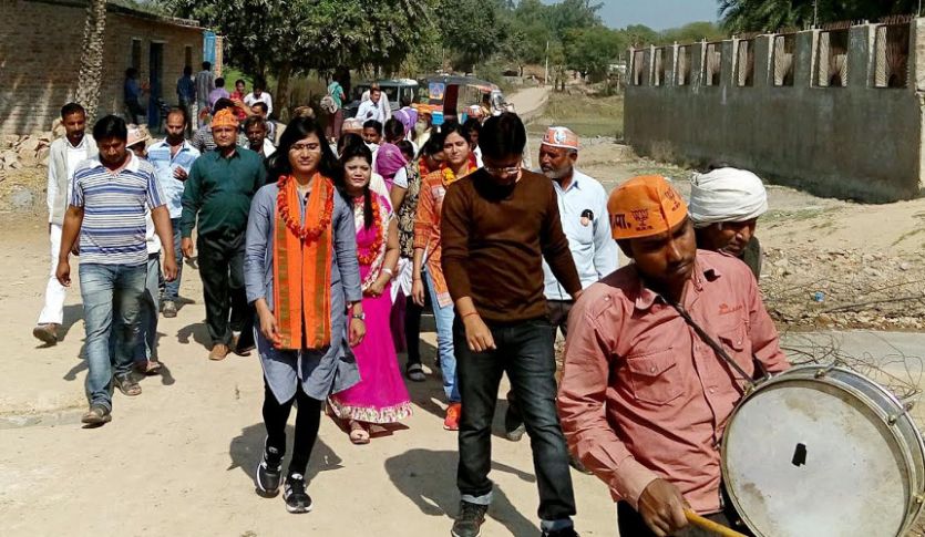 jhansi सिविल सेवा की तैयारी छोड़ पिता के चुनाव कैम्पेन में जुटी है पूर्व मंत्री की ये बेटी
