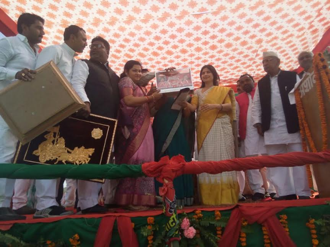 dimple yadav युवाओं को सिर्फ दौड़ लगवाकर पुलिस में दी जाएगी नौकरी- डिंपल यादव