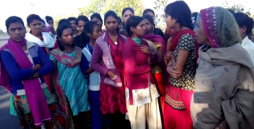patrika शिकायत करते छात्राओं ने लगाया जाम