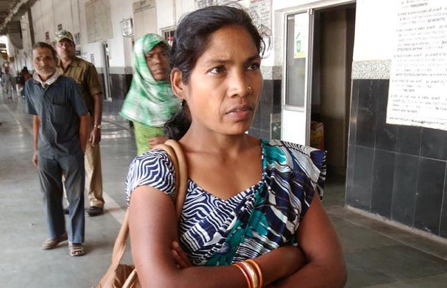 Wife ran up at the station alcoholic husband पत्नी को स्टेशन पर छोड़ भागा शराबी पति