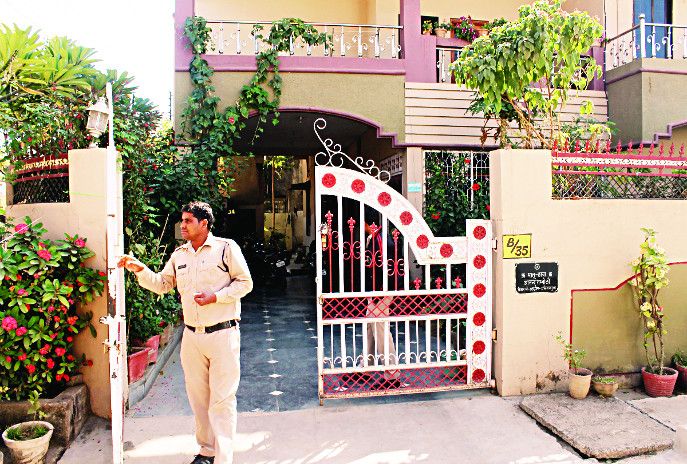 ACB एसीबी से लडऩे लगी घर की महिलाएं बोलीं- सब ले जाओ पर जेवर छोड़ दो