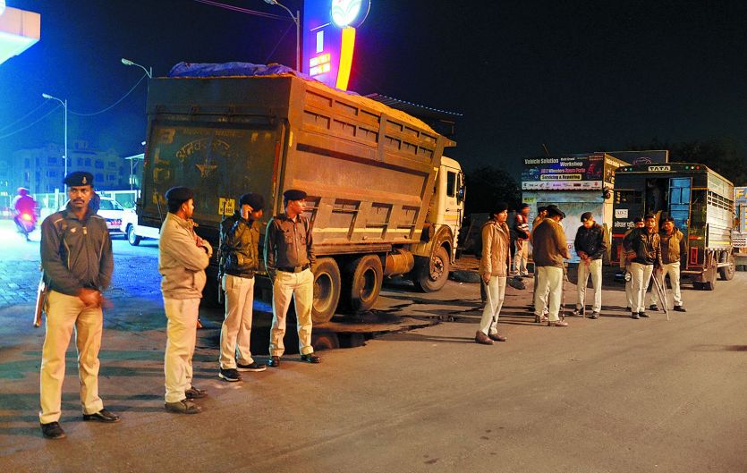bhopal police, sand mining, sand mafia, sawarkar रेत माफिया के खिलाफ हुई अब तक की सबसे बड़ी कार्रवाई, 100 डंपर जब्त
