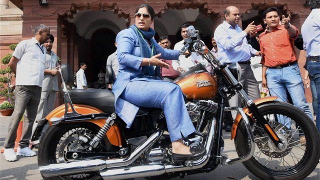 ranjeet ranjan rides harley brought bill lok sabha शादी में फिजूलखर्च पर विधेयक लाने वाली सांसद अपनी शादी में आई थीं चार्टेड प्लेन से, चलाती हैं लाखों की हार्ले डेविडसन बाइक