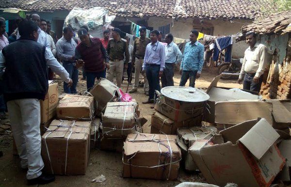 sidhi sdm rade बीच बाजार चोरी छिपे चल रही पटाखा दुकान में एसडीएम की रेड, 16 कार्टून जब्त