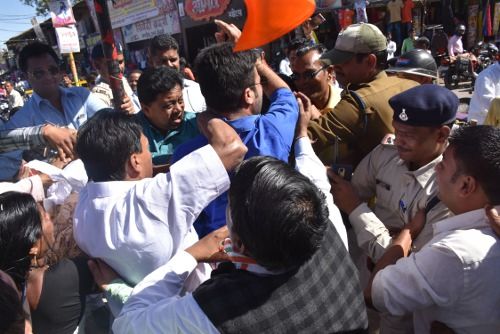chhindwara कलेक्ट्रेट में कांग्रेसियों और पुलिस में झड़प, देखें वीडियो...