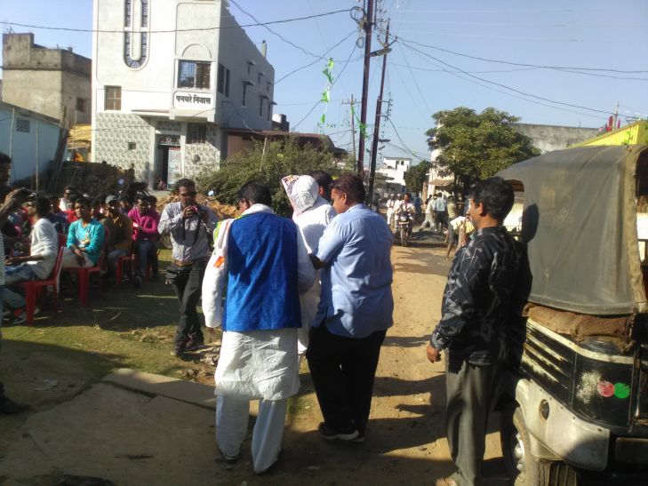balaghat पीएम मोदी का कड़ी धूप में इंतजार करते रहे दिग्गज कांग्रेसी, आटो रिक्शा से पहुंचे मोदी