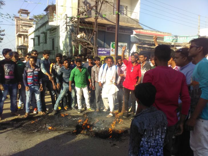 balaghat धू धूं कर जला पीएम मोदी का पुतला, देखते रह गई पुलिस