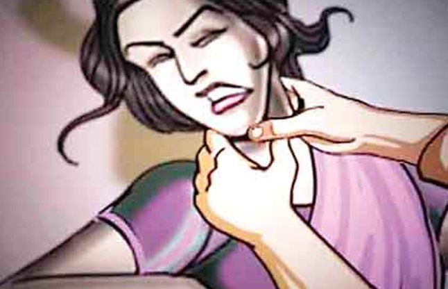 Murder attempt, killing, woman beaten, marpit, wom पुलिस थाने में पिता ने की बेटी को गला दबाकर मारने की कोशिश