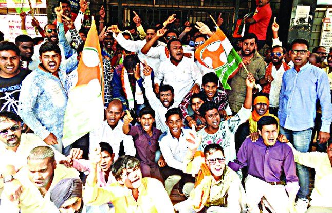 So to perform Youth congress rushed to the hospita प्रदर्शन करने युकां अस्पताल पहुंचे तो गेट पर ताला जड़ दिया