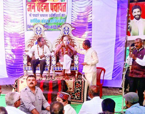 panchayat कांग्रेस ने की जनवेदना पंचायत- मुखौटा लगाए पीएम व सीएम से किए सवाल